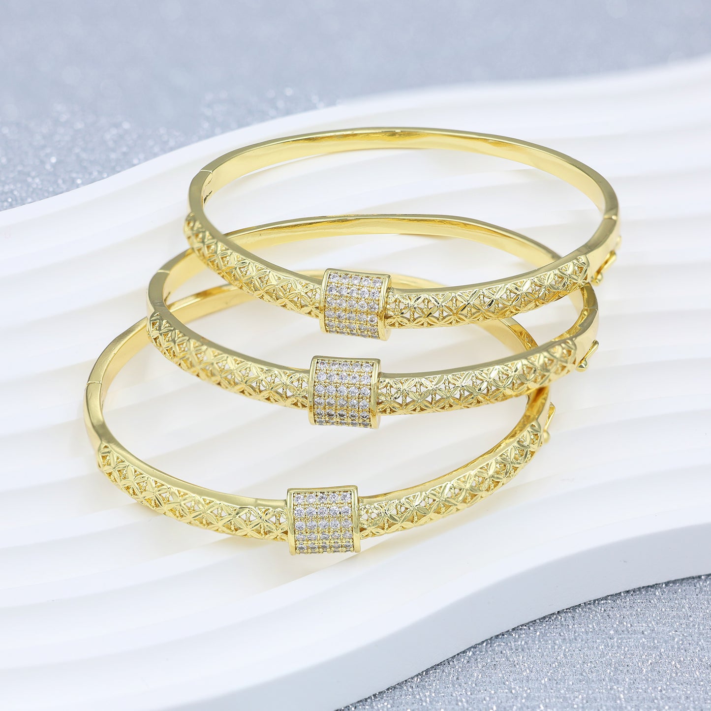 Brazalete geométrico de circonita chapado en oro de 18 quilates