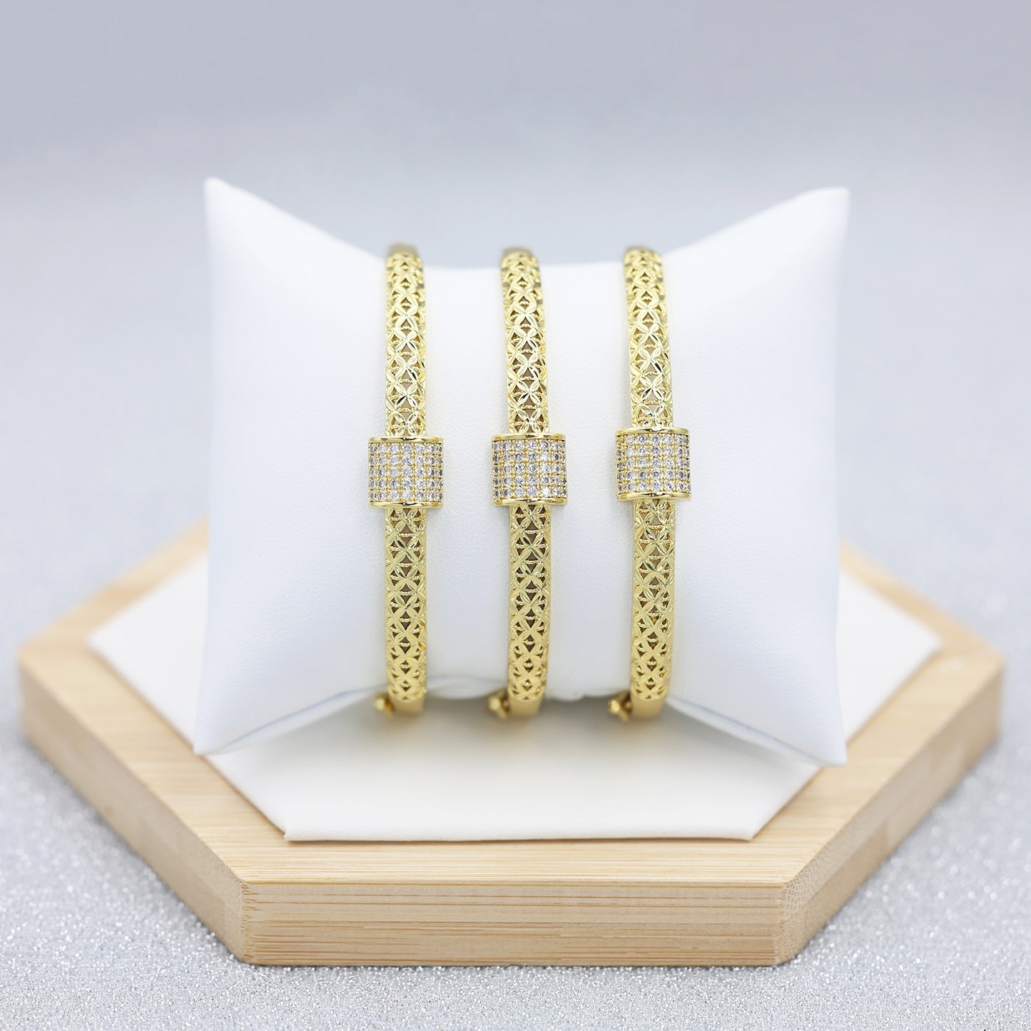 Brazalete geométrico de circonita chapado en oro de 18 quilates