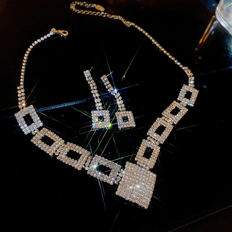 Conjunto de joyería chapado en oro blanco: collar, pendientes y pulsera Elegance